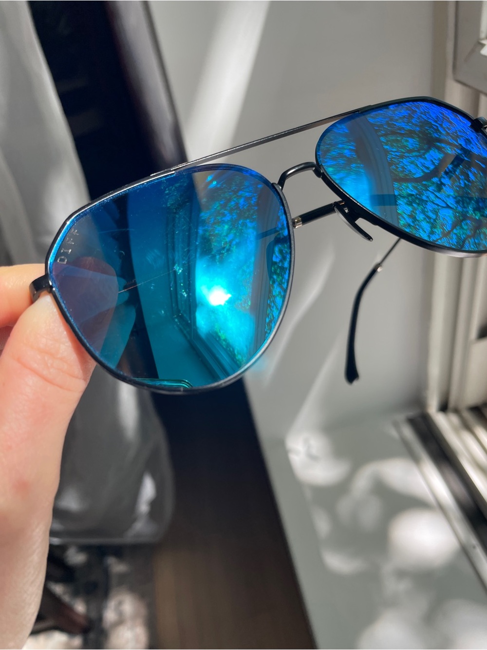 Diff AVIATOR IN MATTE BLACK WITH BLUE MIRROR POLARIZED LENS - Picture 10 of 14